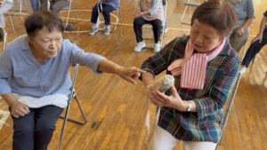 トゥシューズに興味津々のおばあちゃんたち