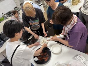 おにぎりにしてくれるおばあちゃんたち